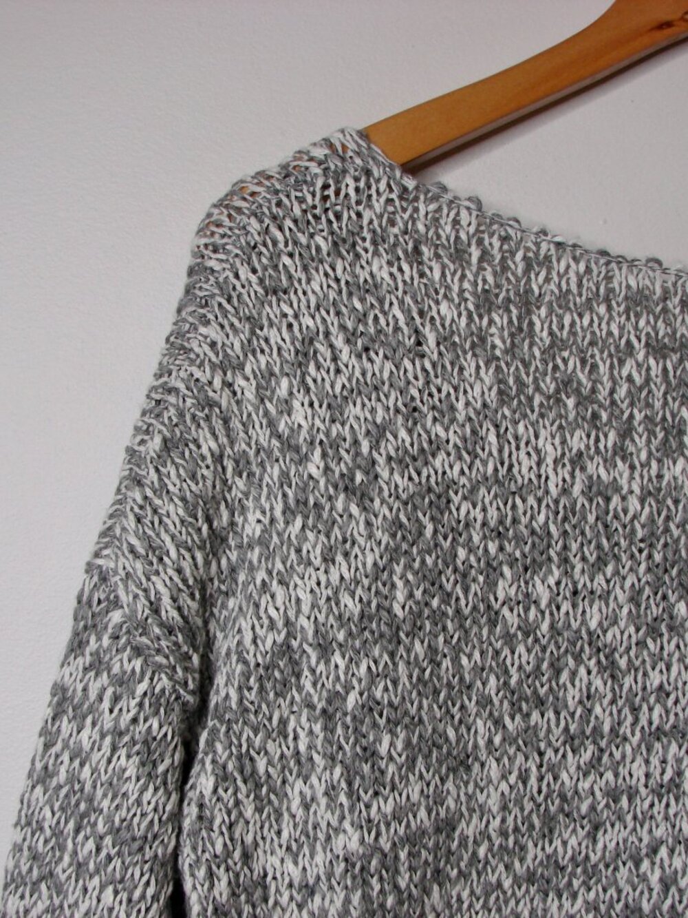 Aritzia Talula V-Neck Sweater Gray White Marled Pullover Loose Relax Fit Medium - Picture 14 of 14